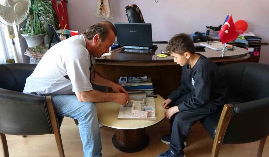 Torun sevgisi sayesinde ürettiği maketler ilgi odağı oldu