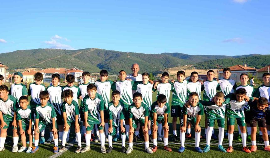 Akdağmadeni'nde Yaz Futbol Okulu'na katılan 60 gence malzeme desteği