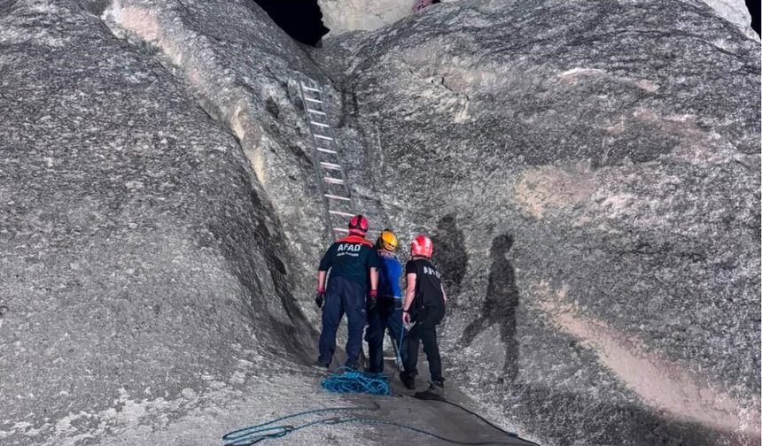 Peribacasının tepesinde mahsur kalan turisti AFAD ekipleri kurtardı