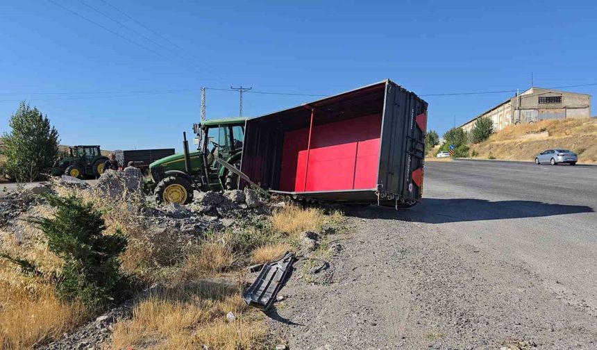 Traktör ve otobüs çarpıştı, kaza ucuz atlatıldı