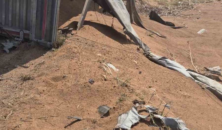 Uzunköprü'de buğday yüklü kamyon devrildi: 1 yaralı
