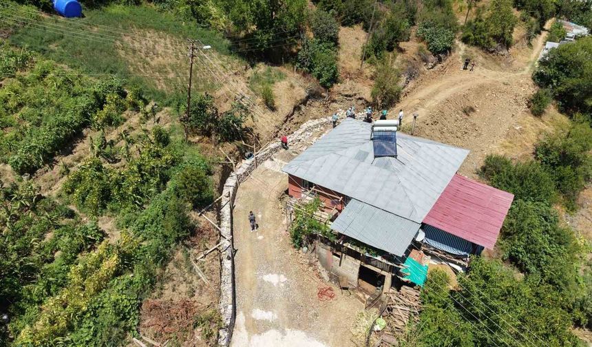 Yolu olmayan yatalak vatandaş için köylü arazisini verdi, belediye yol yaptı