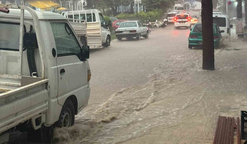 Antalya'da sağanak taşkınlara neden oldu
