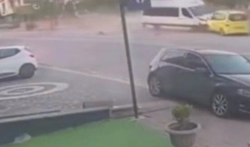 Freni patlayan minibüs taksiyi önüne kattı, direğe çarparak durabildi: 1 yaralı