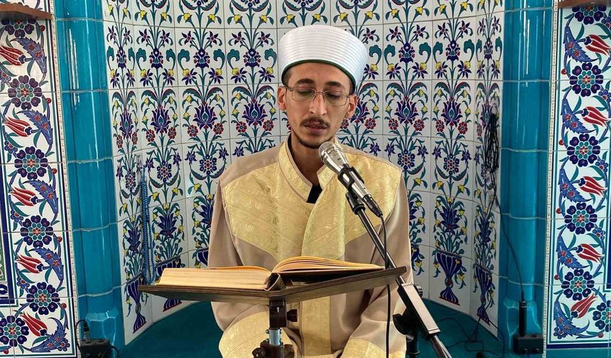Konuşurken kekeleyen vekil imam hatip, Kur'an-ı Kerim'i ve duaları takılmadan okuyor