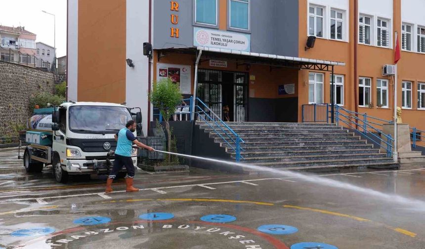 Okul bahçelerinde temizlik mesaisi