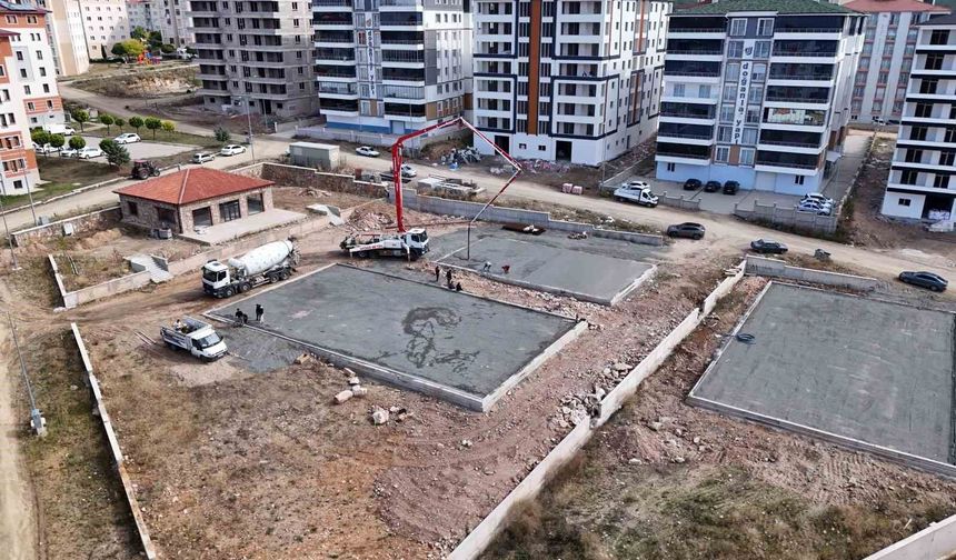 Akdağmadeni'nde 100. Yıl Spor Kompleksi inşa çalışmaları tüm hızıyla devam ediyor