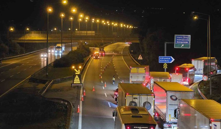 Anadolu Otoyolu Düzce kesiminde kimyasal yüklü tır devrildi: İstanbul yönü trafiğe kapandı