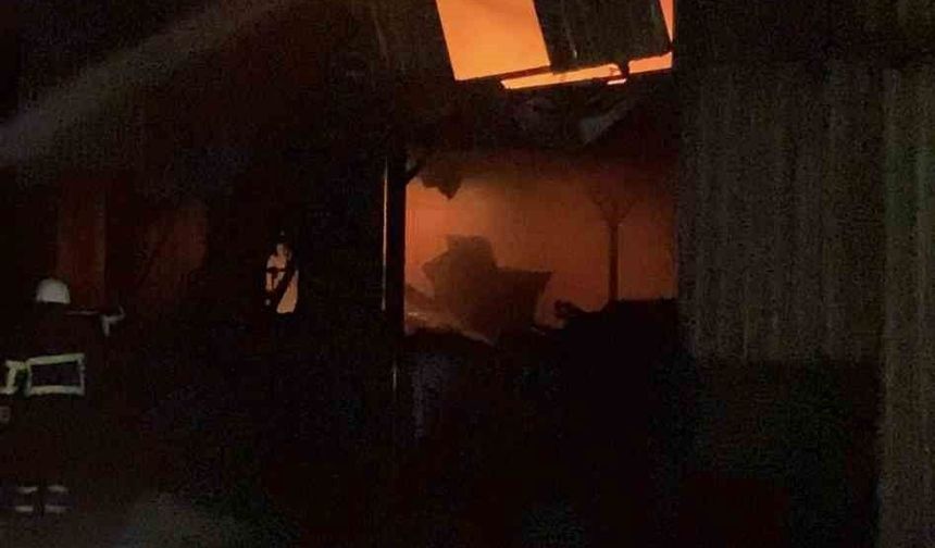 Biga'da sanayi sitesinde hurda dükkanında çıkan yangın korkuttu