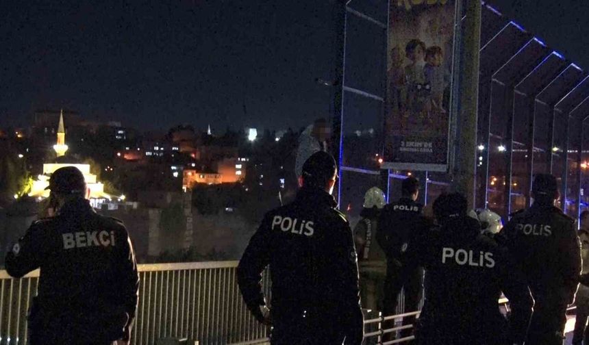 Haliç Köprüsü'nde intihar girişiminde bulunan şahıs 2 saat sonra ikna edildi