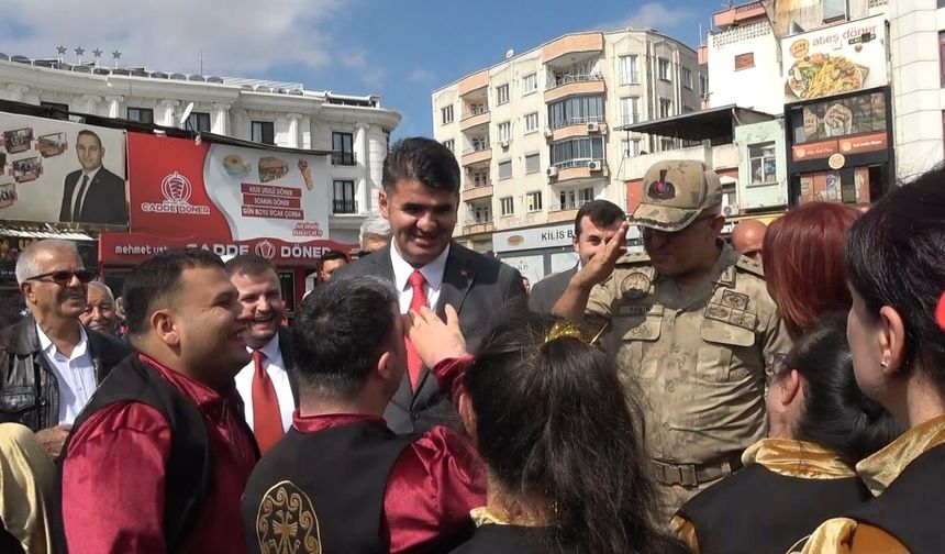 İl Jandarma Komutanını görünce asker selamı verdiler