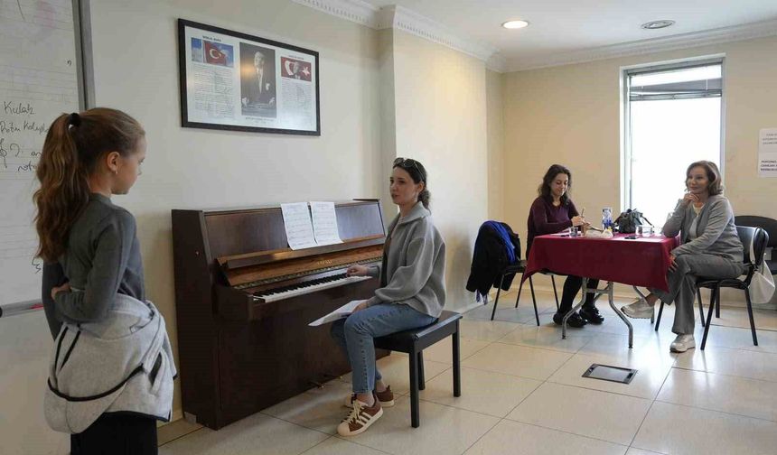 Kartal'da genç yetenekler sanatla geleceğe hazırlanıyor: Kartal Belediyesi Sanat Akademisi'nde sınav günü heyecanı