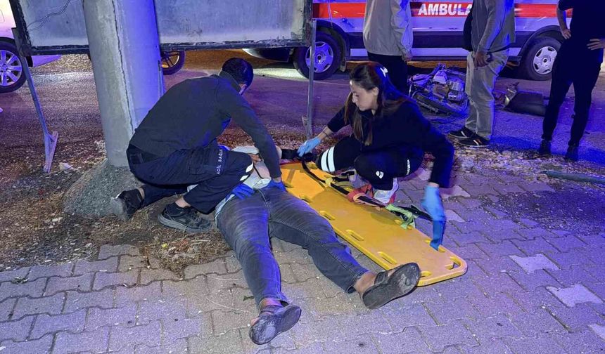 Motosiklet ile otomobil çarpıştı: 2 yaralı