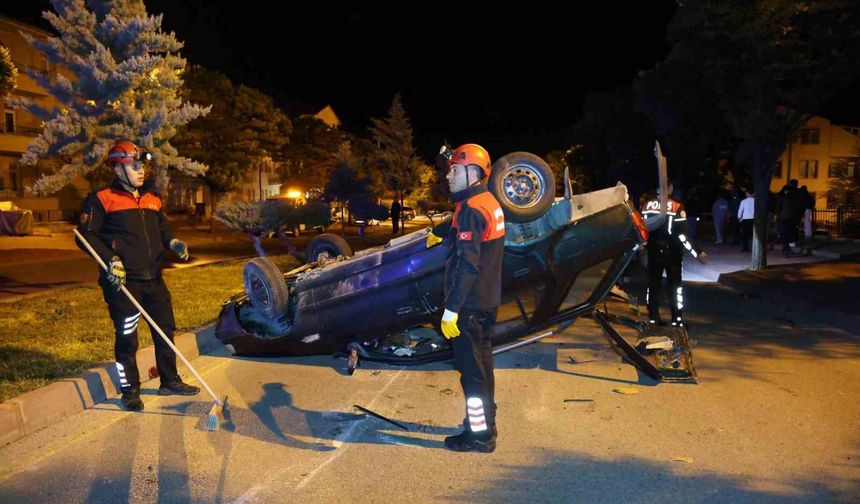 Nevşehir'de yarış yaptıkları iddia edilen iki otomobil kavşakta kazaya karıştı: 6 yaralı