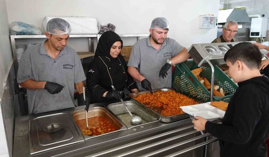Sorgun'da aşevi hizmeti hem yaşlıların hem öğrencilerin yüzünü güldürüyor