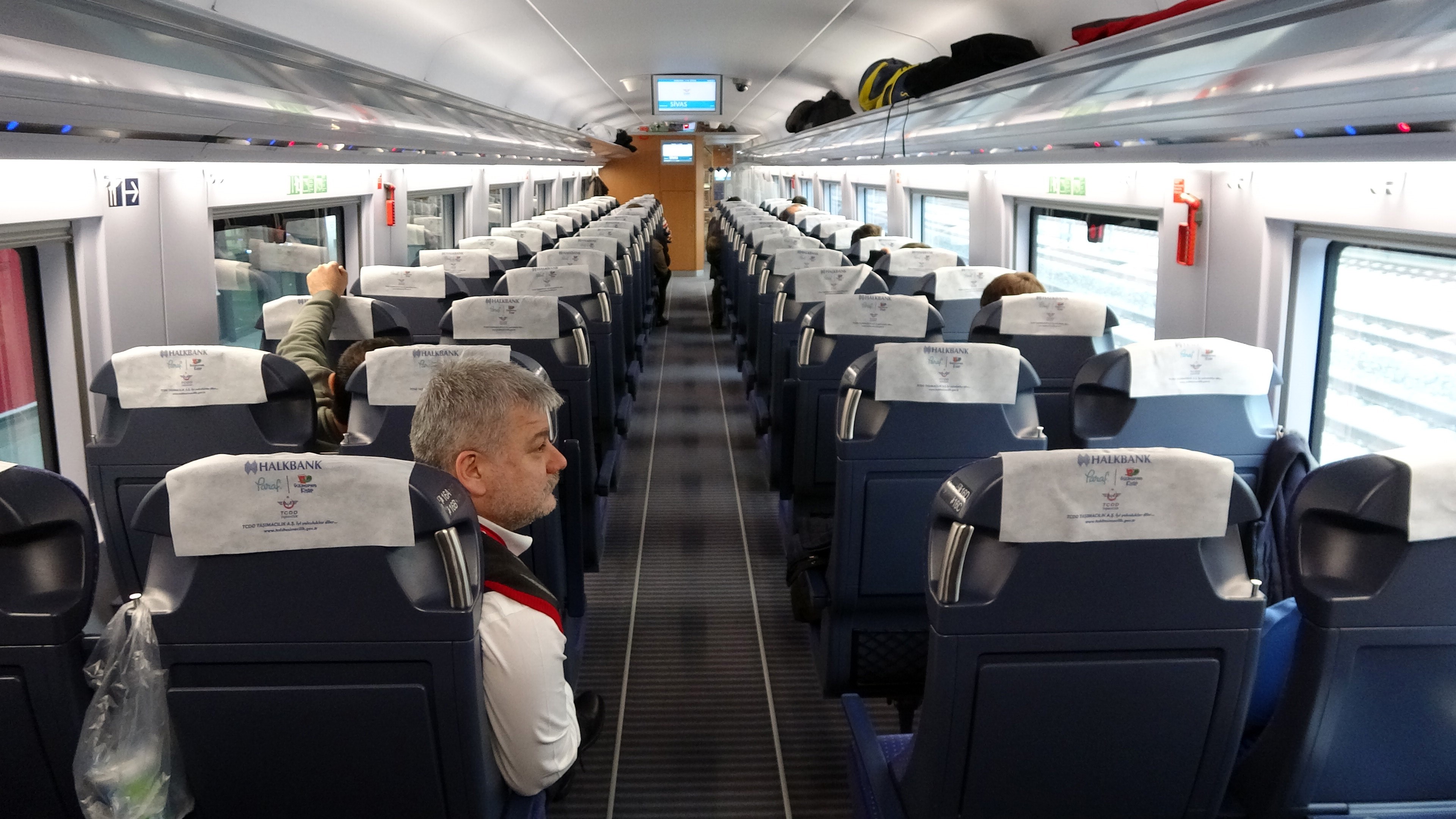 Yozgat’ta YHT’nin ilk ücretsiz yolcuları Ankara ve Sivas’a hareket etti