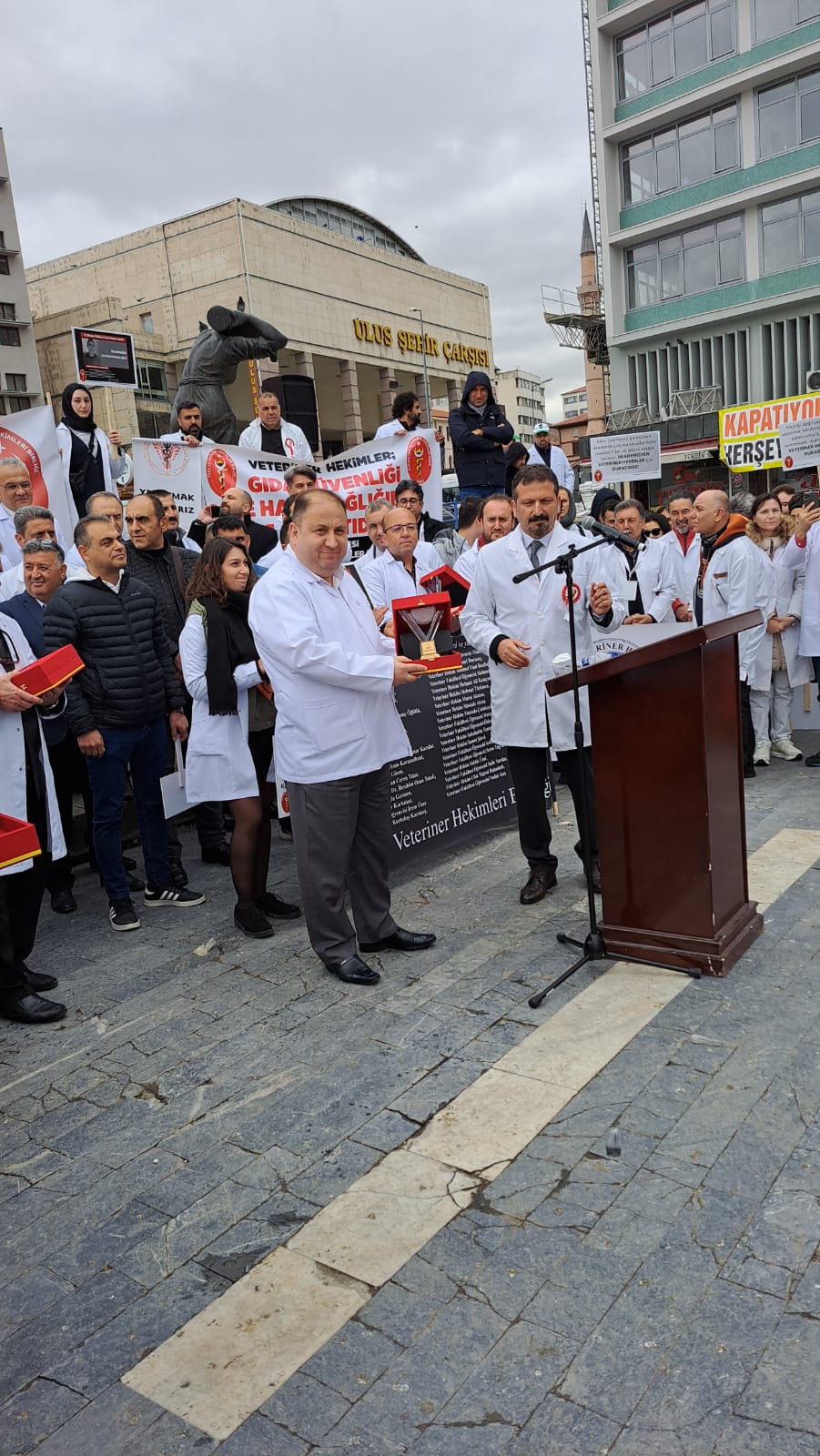 Faruk Anteplioğlu'na TVHB 2023 Yılı Hizmet Ödülü Verildi (1)
