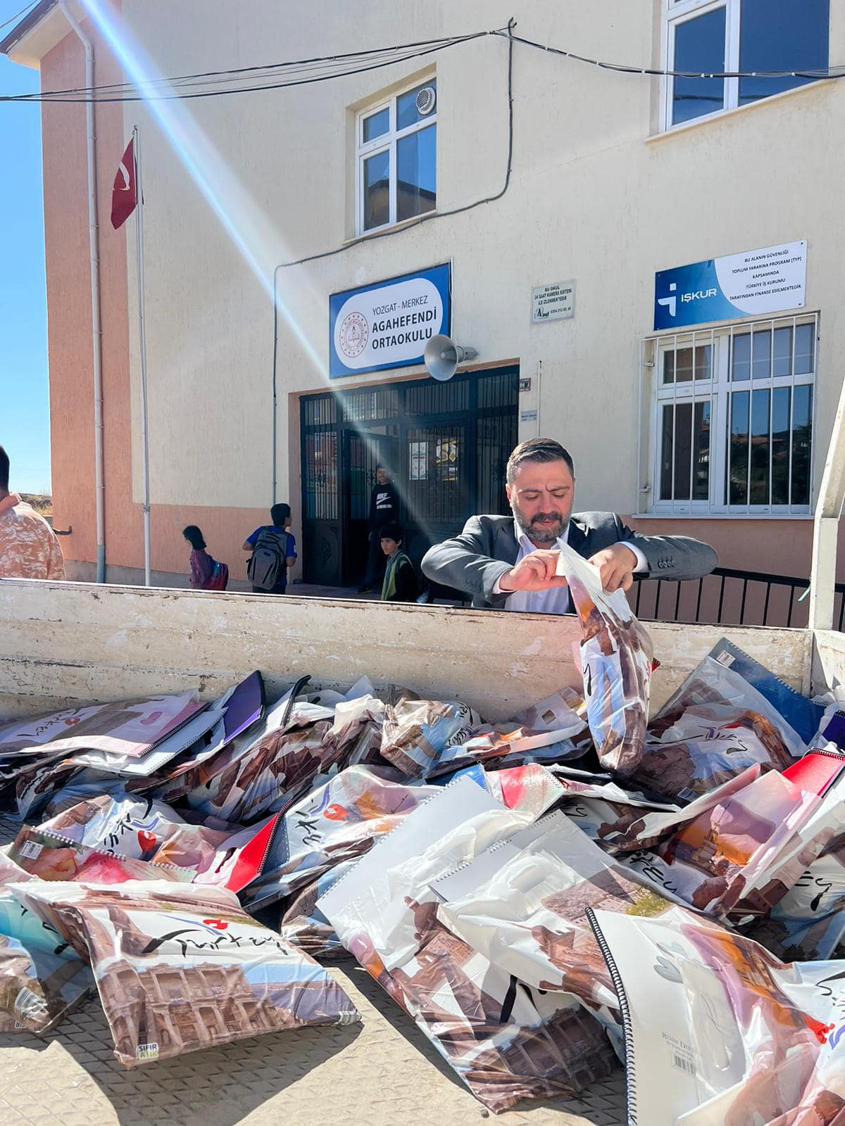 MHP Yozgat'tan okullara kırtasiye yardımı (1)