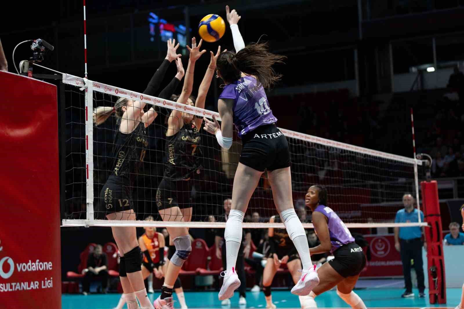 5 setlik derbinin galibi Eczacıbaşı Dynavit