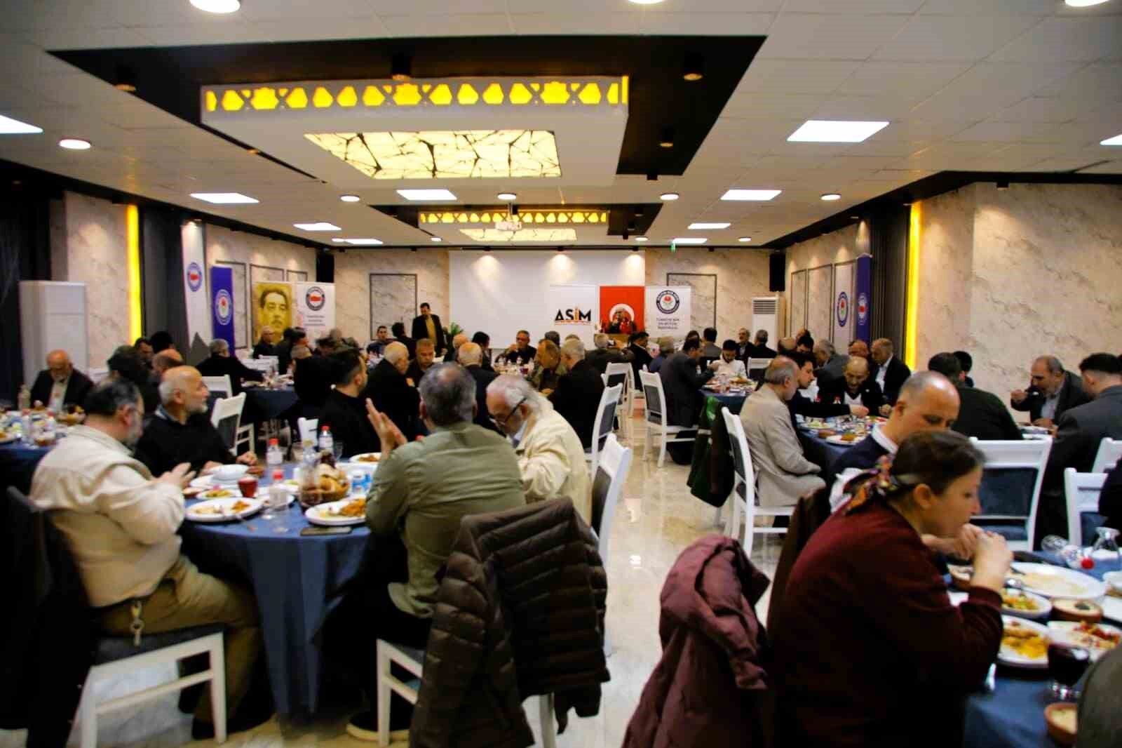 Adana'da sivil toplum ve eğitim camiası iftarda buluştu