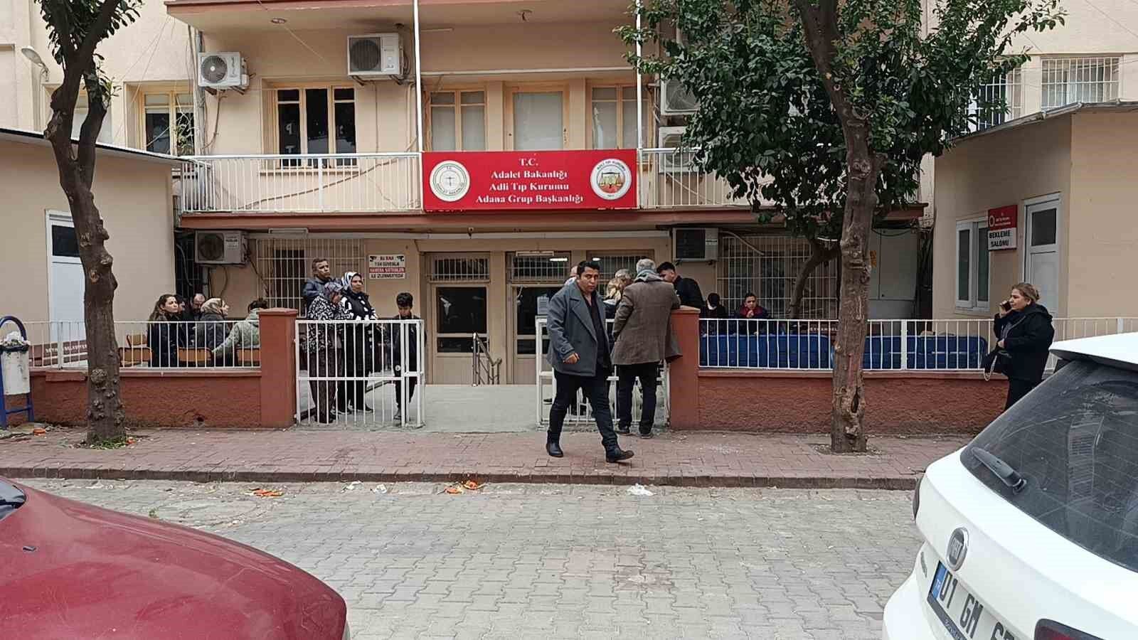 Adana'da yol kesip bıçakla saldırdılar: 17 yaşındaki çocuk öldü, 2 ağabeyi yaralandı