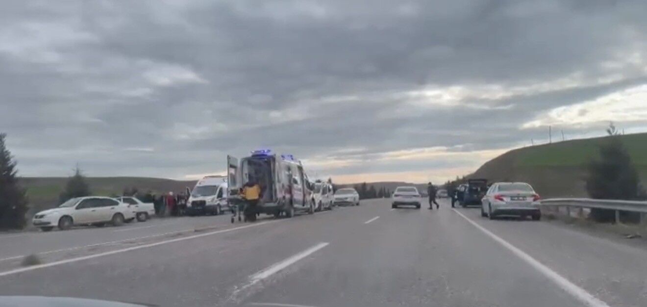 Adıyaman'da hafif ticari araç otomobille çarpıştı: 5 yaralı