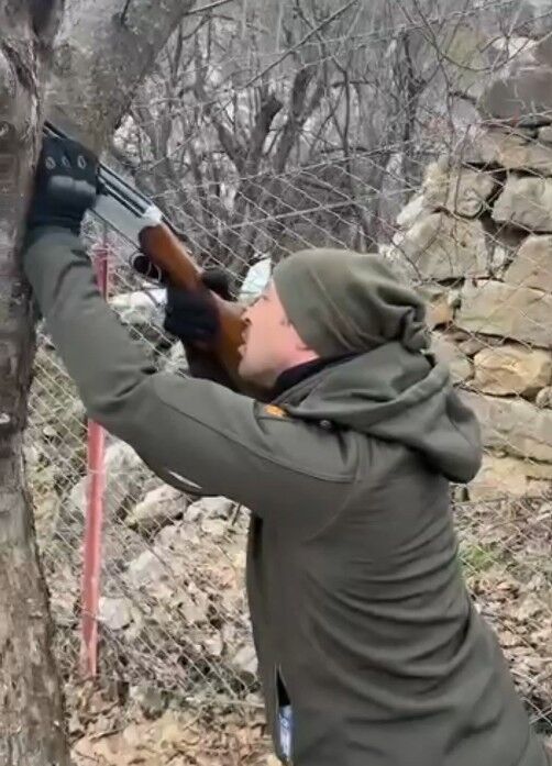 Ağaca takılan dronu tüfekle dala ateş ederek kurtardılar