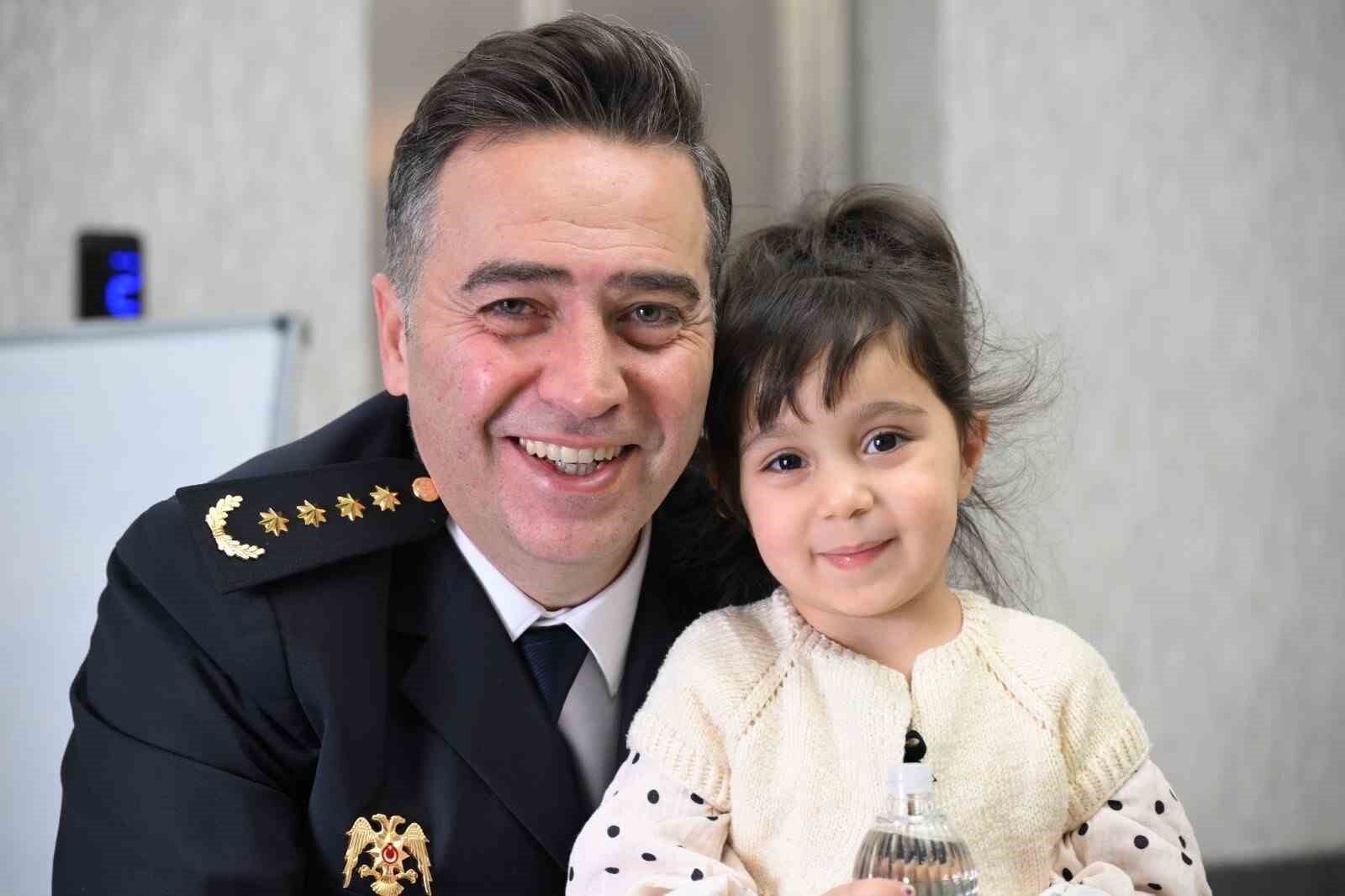 Ağrı Emniyet Müdürü Önder'den bayram mesaisindeki polislere ziyaret