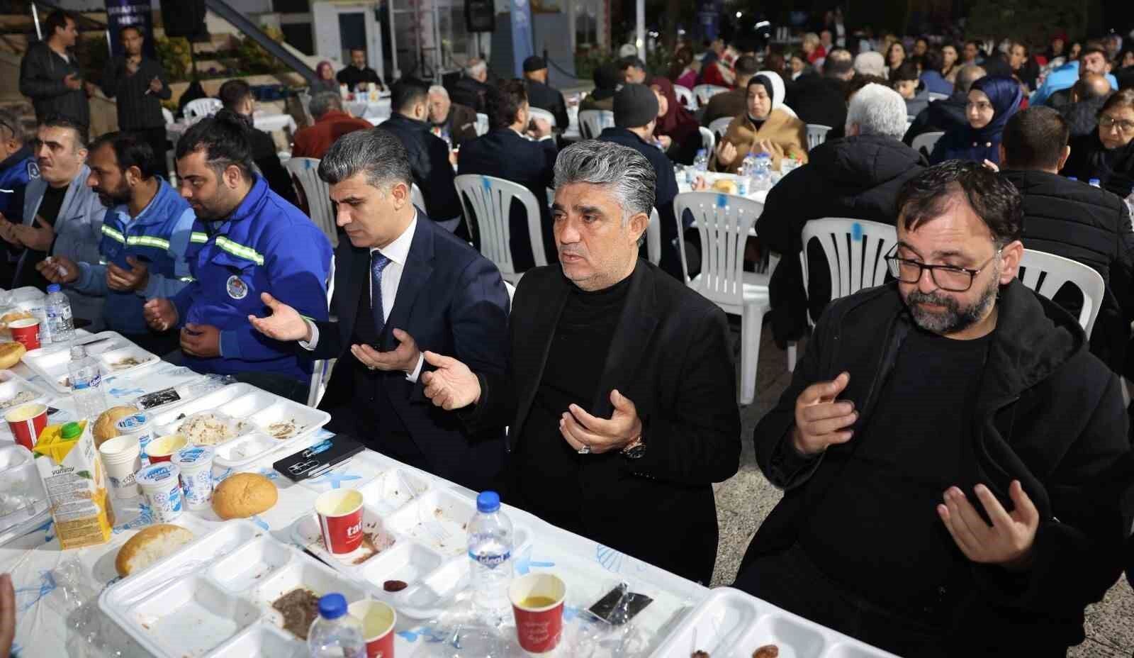 Akdeniz'de birlik sofrası: Kaymakam Şener personelle iftar yaptı