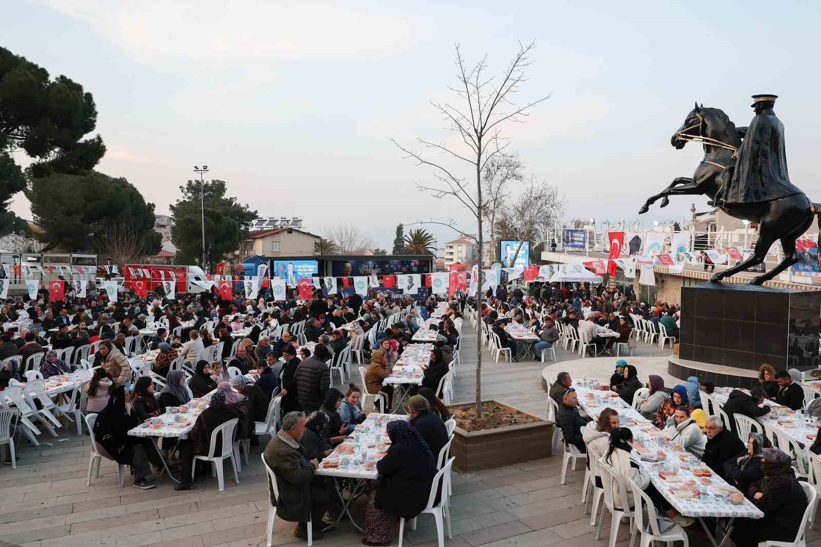 Alaşehir'de yüzlerce kişi iftarda buluştu
