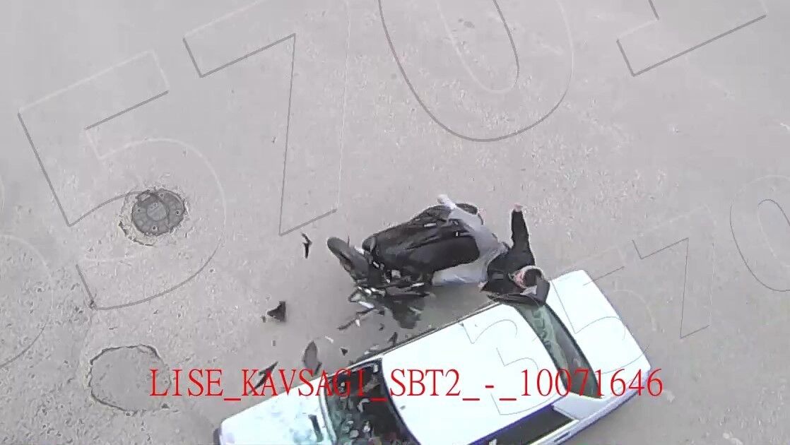Amasya'da motosiklet ile otomobilin çarpıştığı kaza kamerada