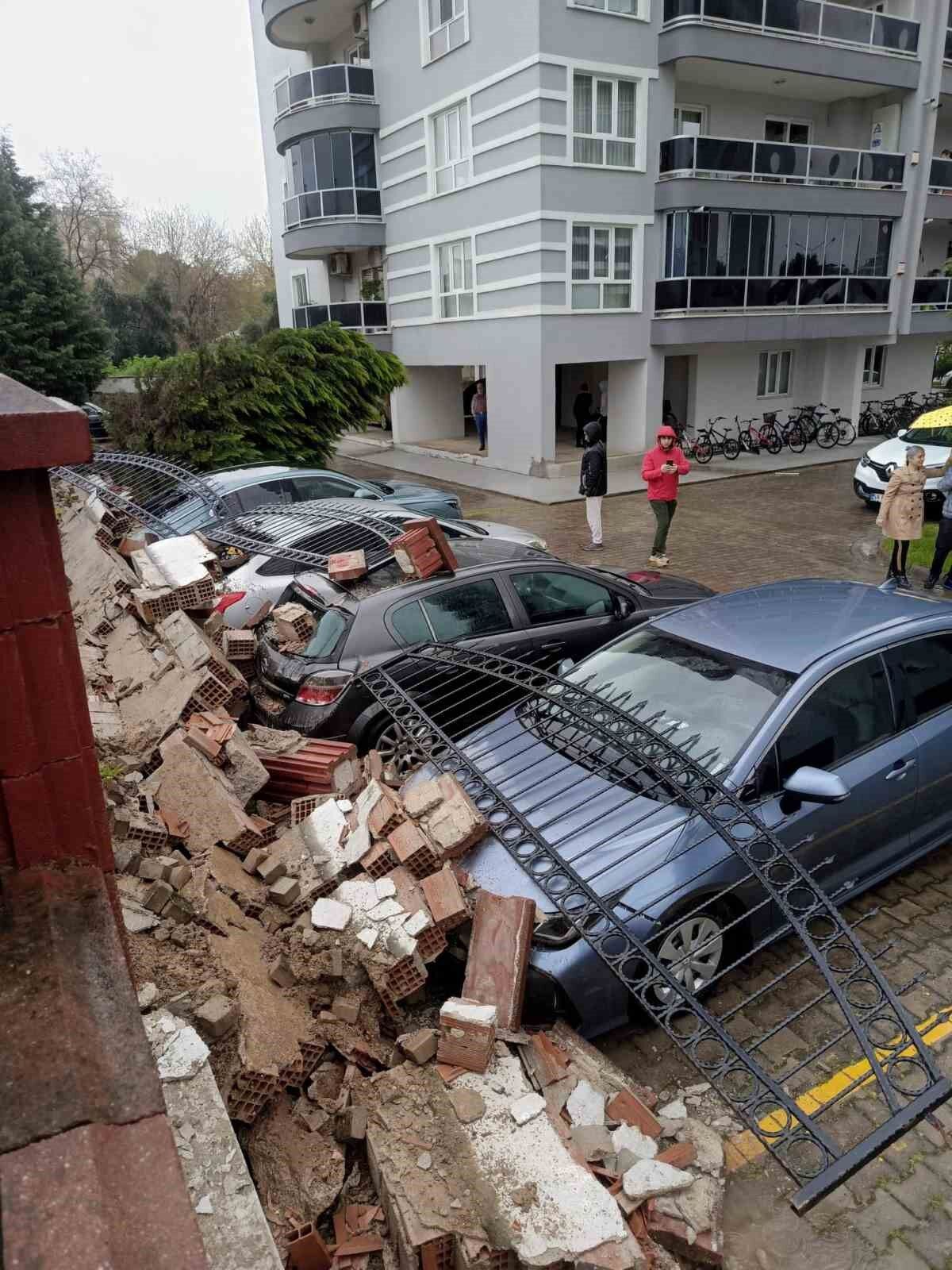 Aşırı yağış istinat duvarını yıktı: 5 araç zarar gördü