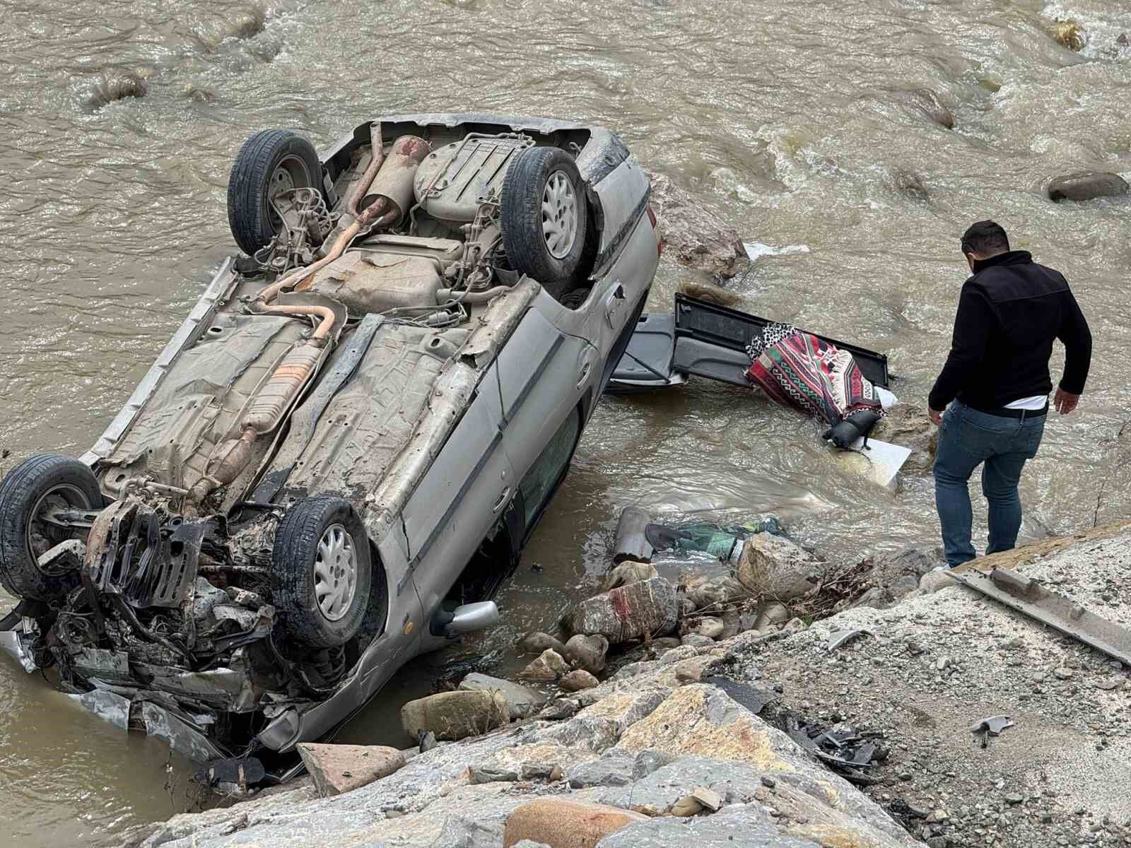 Ayancık'ta otomobil ırmağa uçtu: 1 yaralı