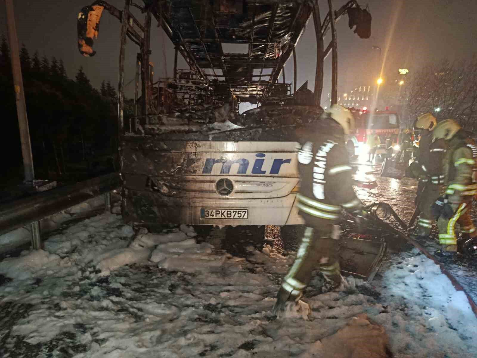 Bağcılar TEM'de yolcu otobüsü alevlere teslim oldu