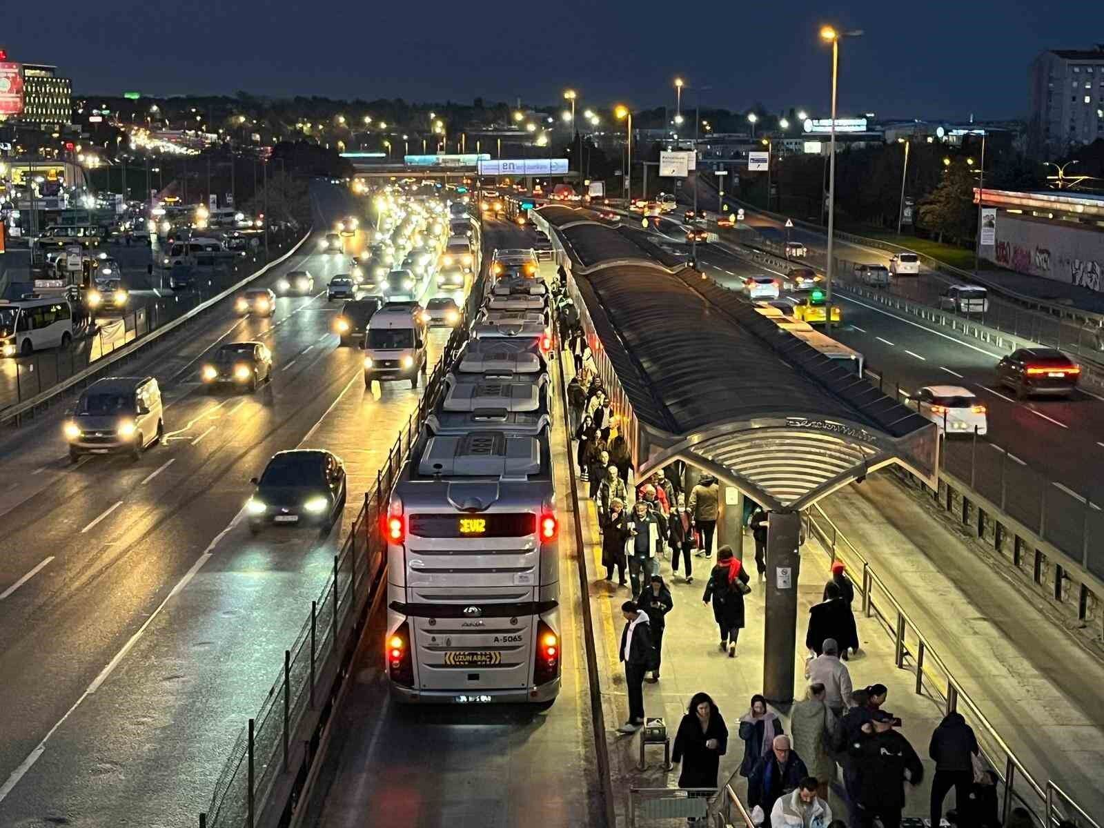 Bahçelievler'de metrobüs ayağının üstünden geçen kadın yaralandı