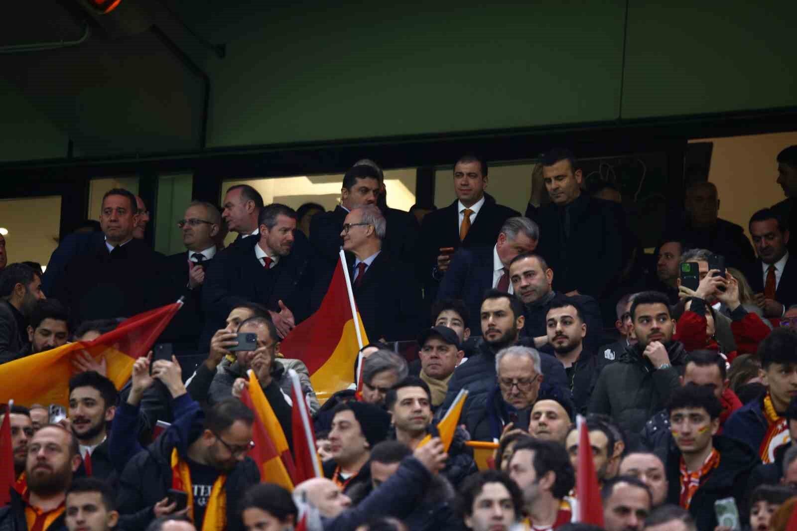 Bakan Osman Aşkın Bak ve TFF Başkanı Hacıosmanoğlu, Galatasaray - Liverpool maçında