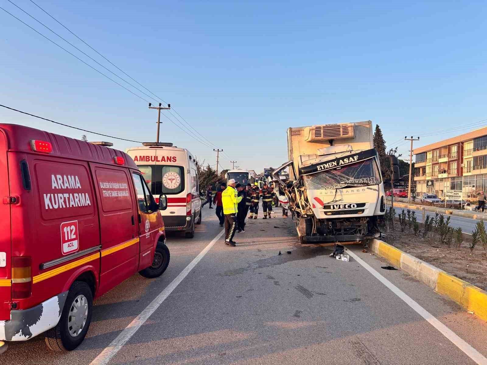Balıkesir'deki kamyon ile traktör çarpıştı: 2 yaralı