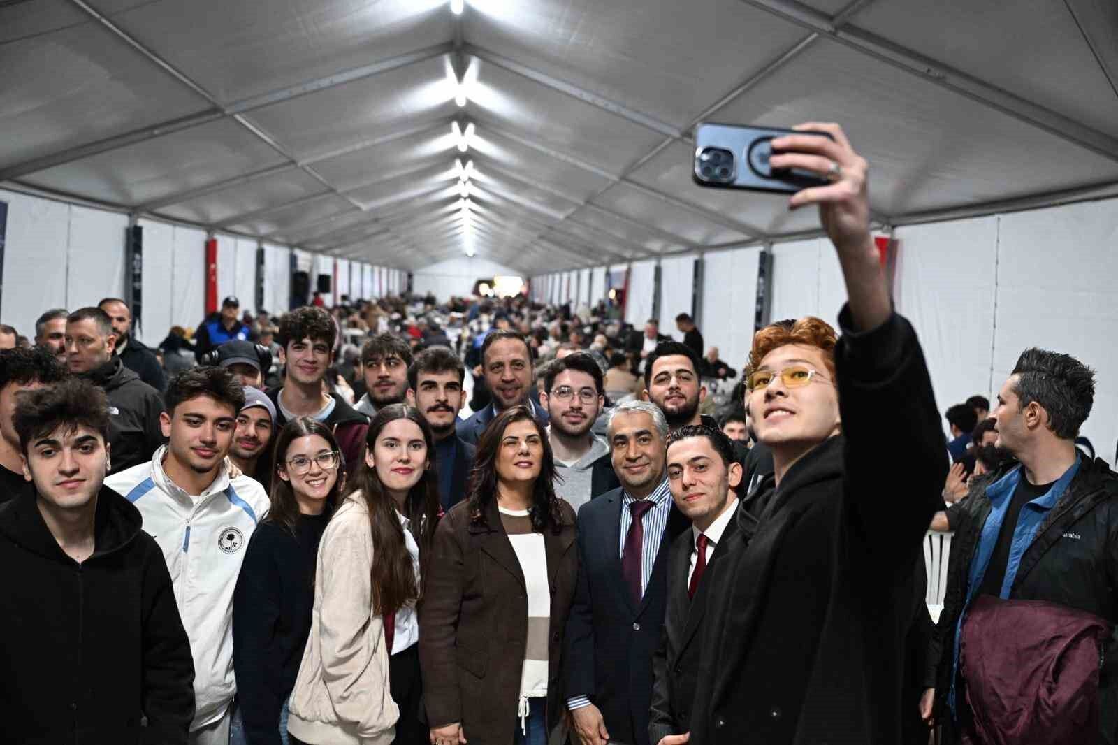 Başkan Çerçioğlu, ADÜ öğrencileri ile iftarda bir araya geldi