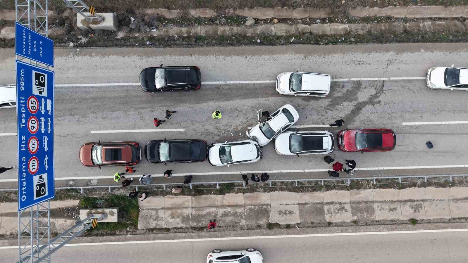 Bayram dönüşü zincirleme kaza: Anne ve iki çocuğu yaralandı