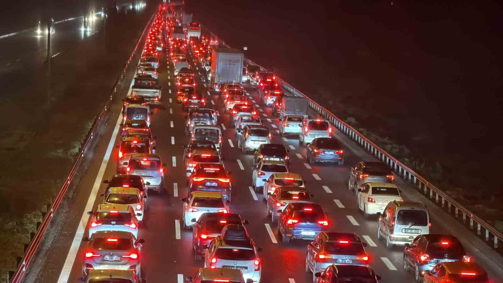 Bayram göçü sürüyor: Düzce'de trafik durma noktasına geldi