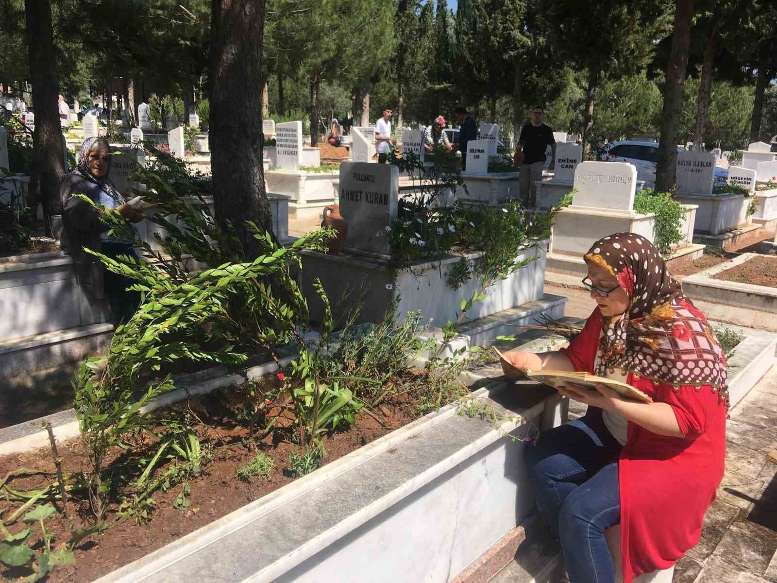 Bayramın ilk günü mrzarlıklarda yoğunluk