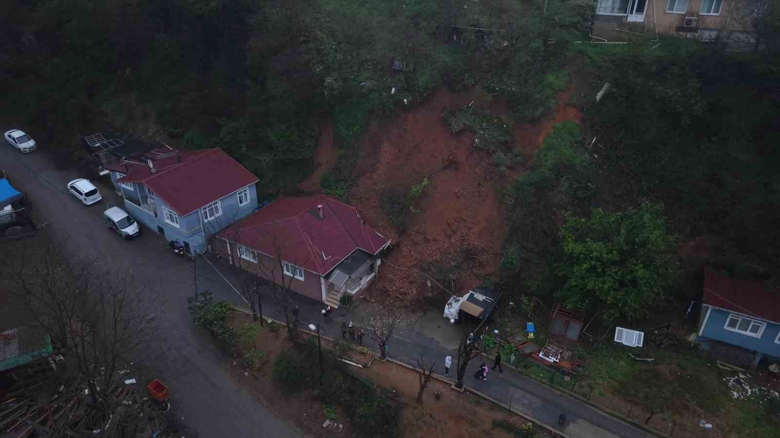 Beykoz'da toprak kayması: Tek katlı ev ve otomobil hasar gördü