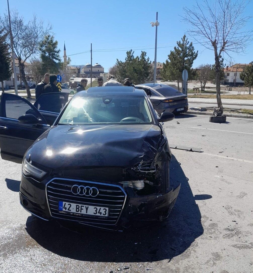 Beyşehir'de otomobiller çarpıştı: 2 yaralı