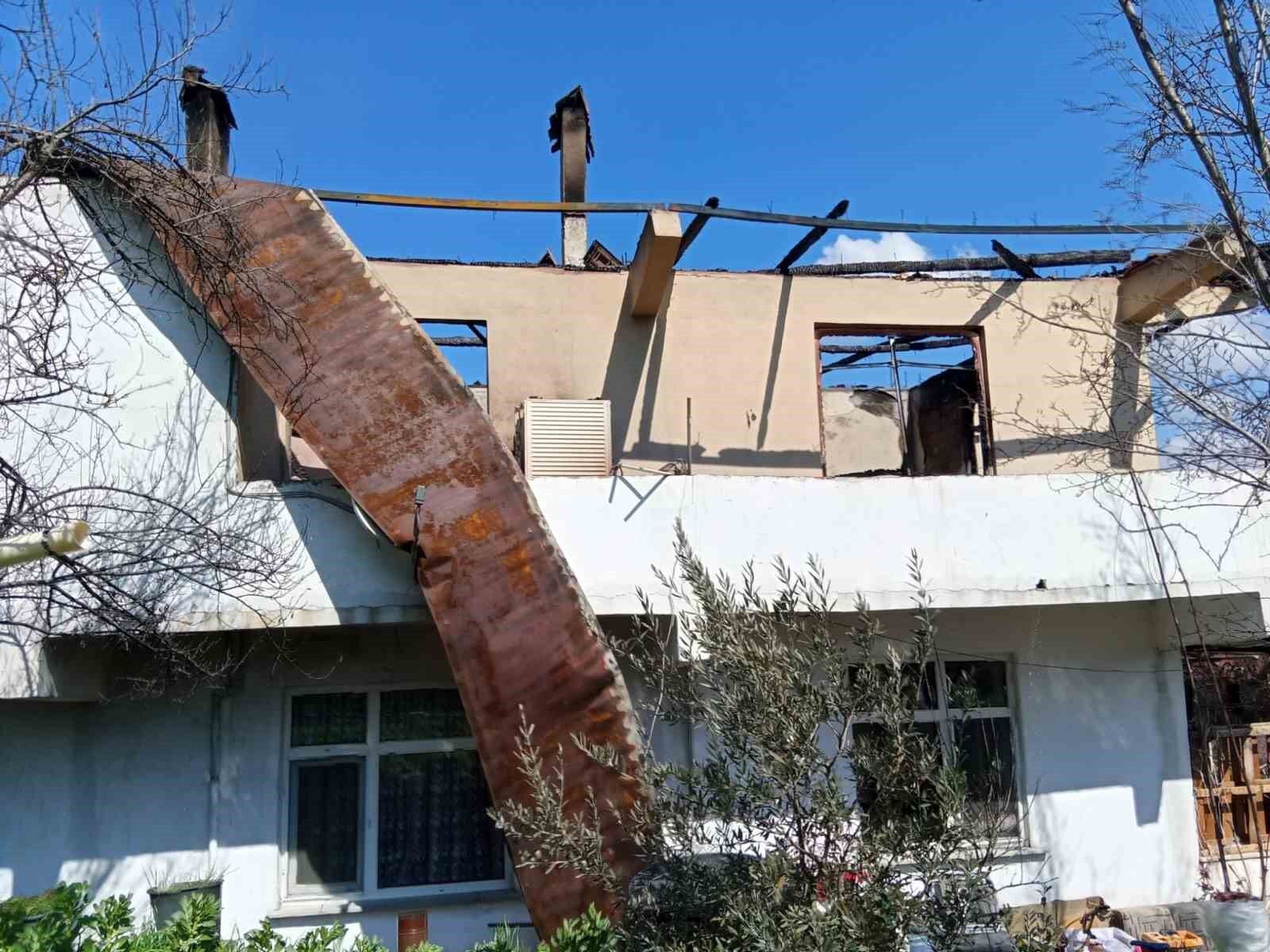 Bolu'da 2 katlı ev alevlere teslim oldu