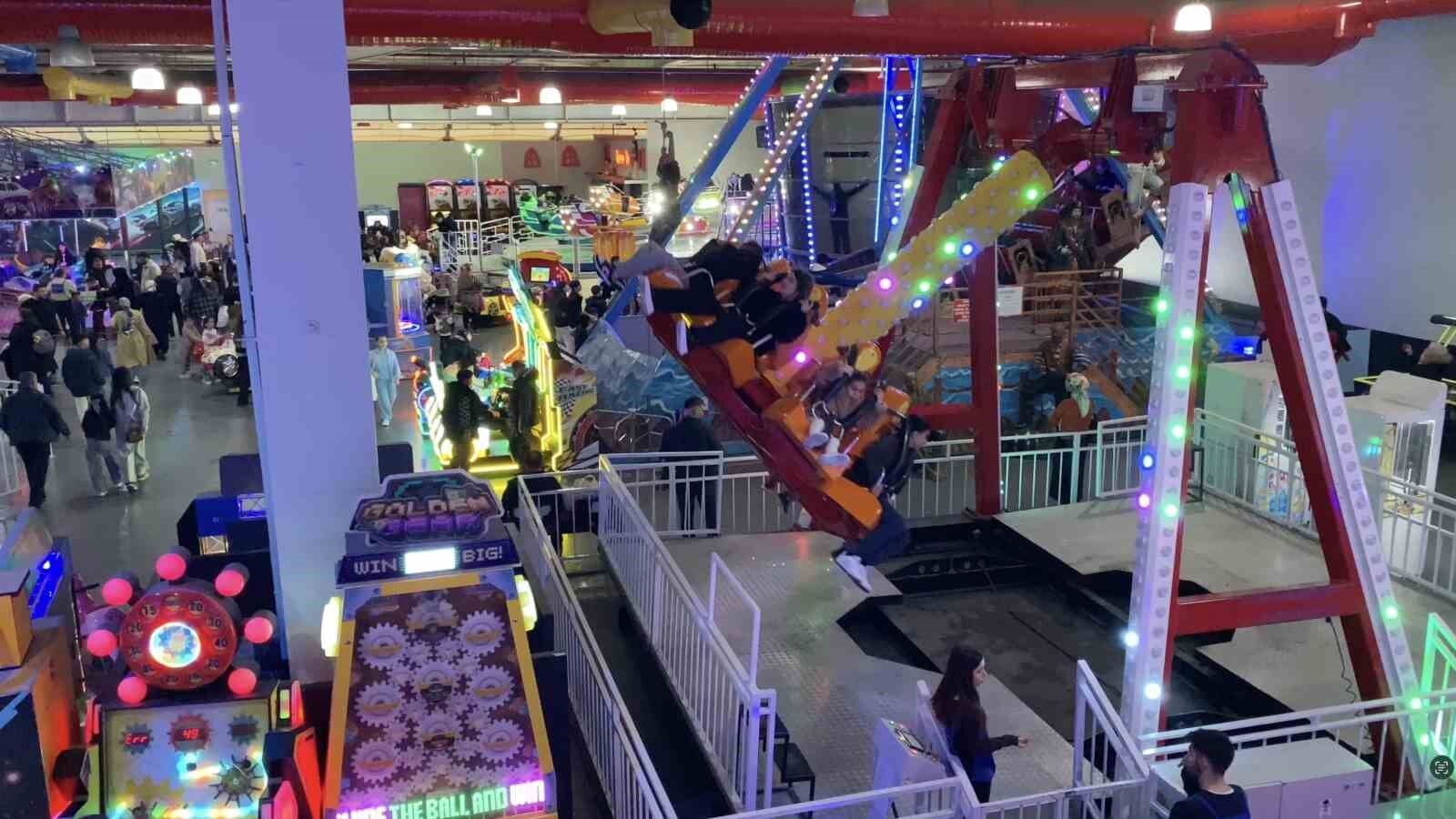 Bursa'da bayramın adresi AVM'ler oldu