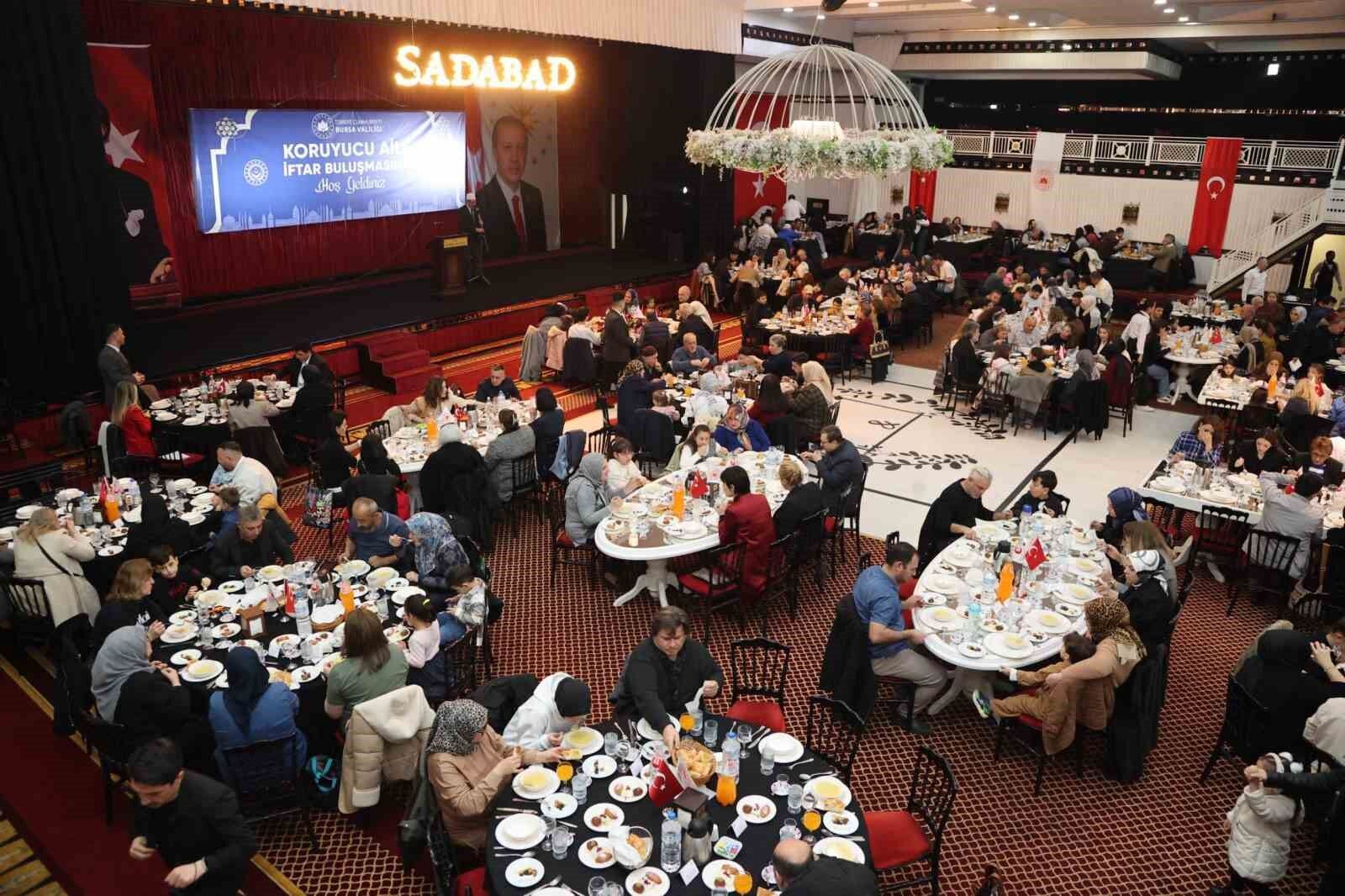 Bursa'da koruyucu aileler iftar sofrasında buluştu