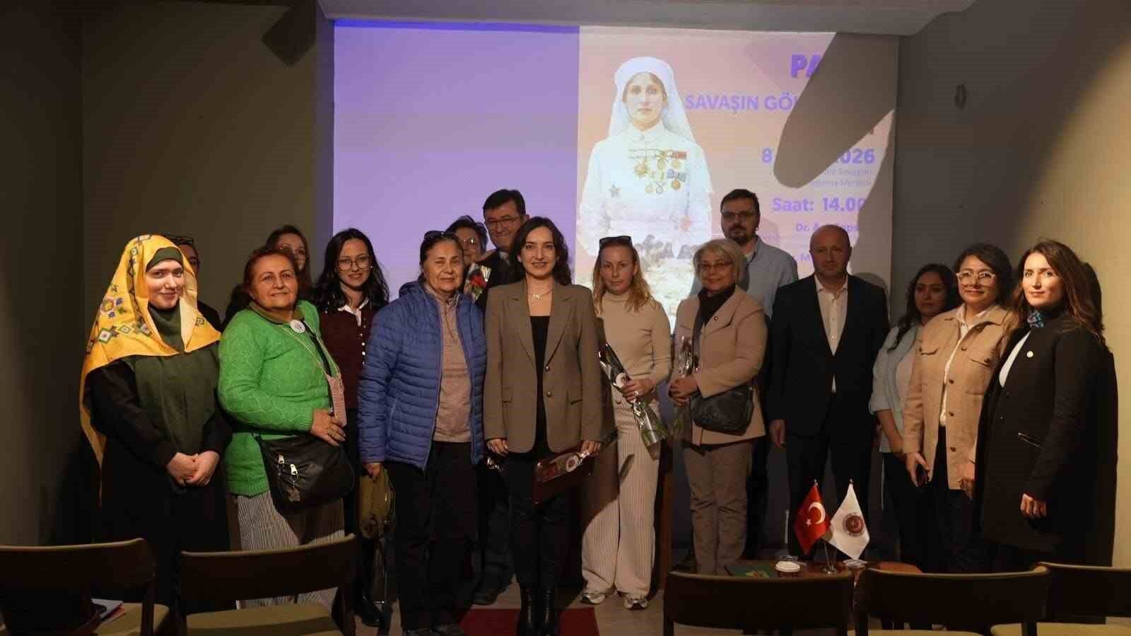 Çanakkale'de 'Savaşın Gölgesinde Kadın' Paneli Düzenlendi