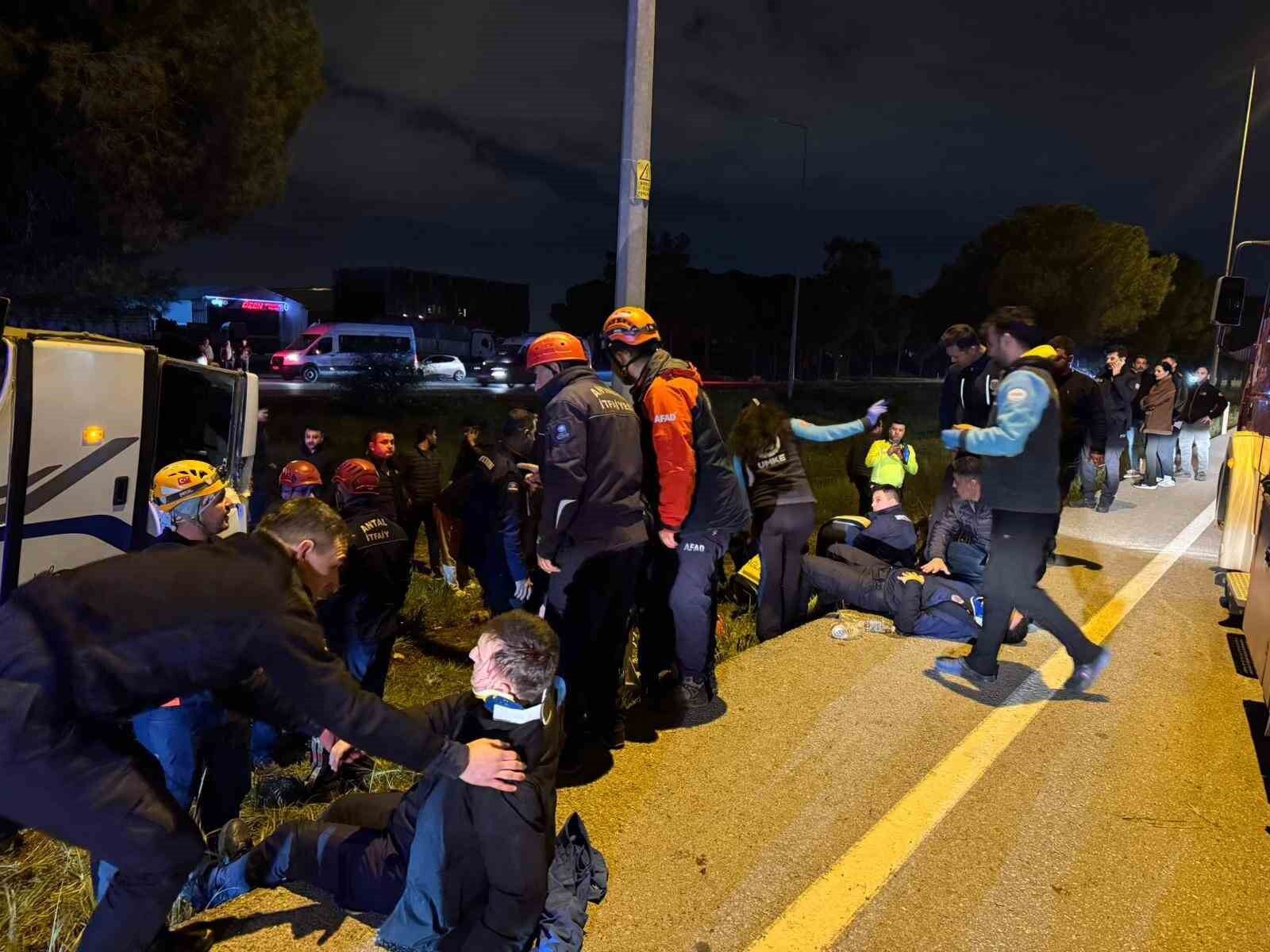 Ceza infaz kurumuna ait servis aracı devrildi: 16 yaralı