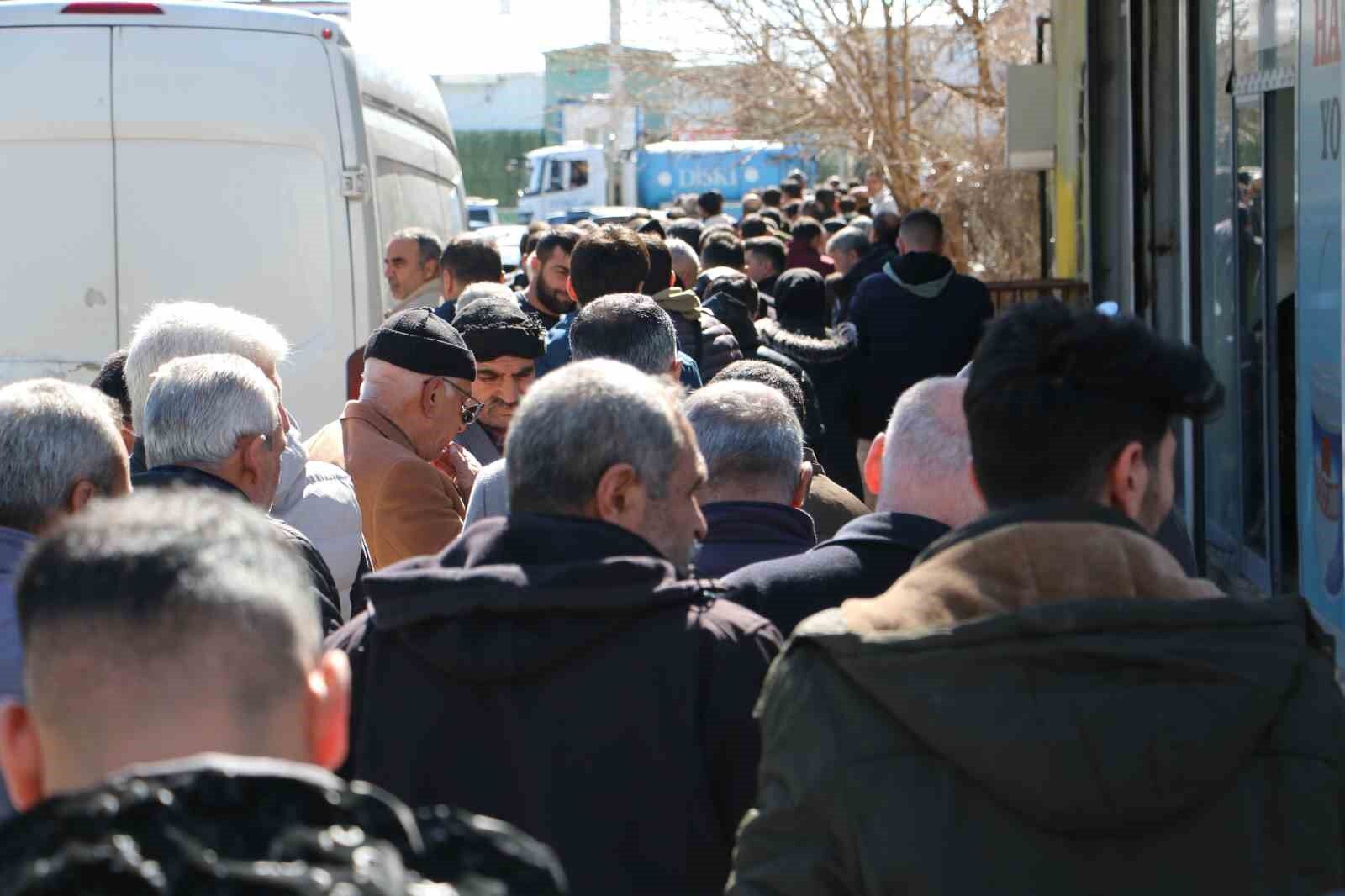 Diyarbakır'da 'APP plaka' kuyruğu