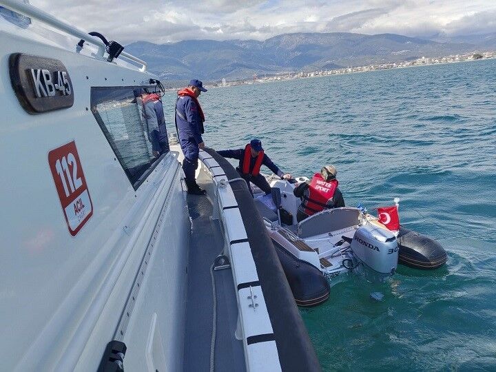 Edremit'te botta mahsur kalan şahıs kurtarıldı